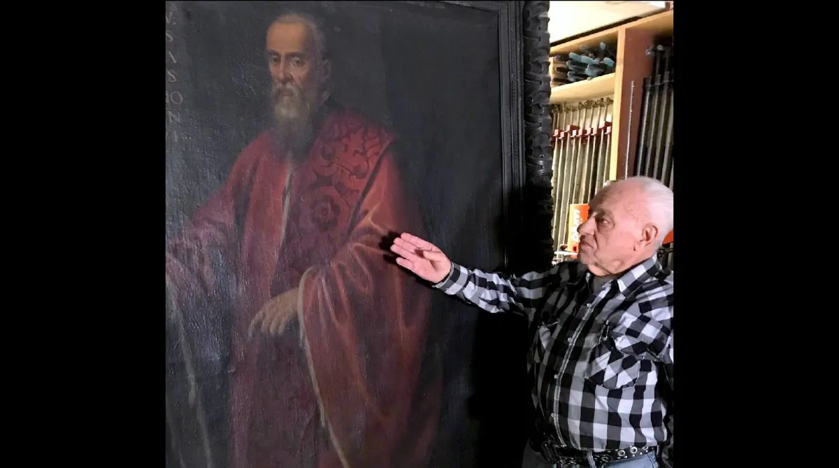 Aldo Martinek with the portrait of Doge Agostino Barbarigo, the mayor of Venice from 1486 to 1501, which he believes was painted by Leonardo da Vinci. (Joan Delaney/The Epoch Times)