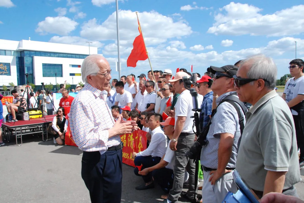 Ping Tan (L), who has been an executive of a number of organizations close to the Chinese Consulate, at a rally condemning the protests in Hong Kong on Aug. 11 in Markahm. (Yi Ling/The Epoch Times)