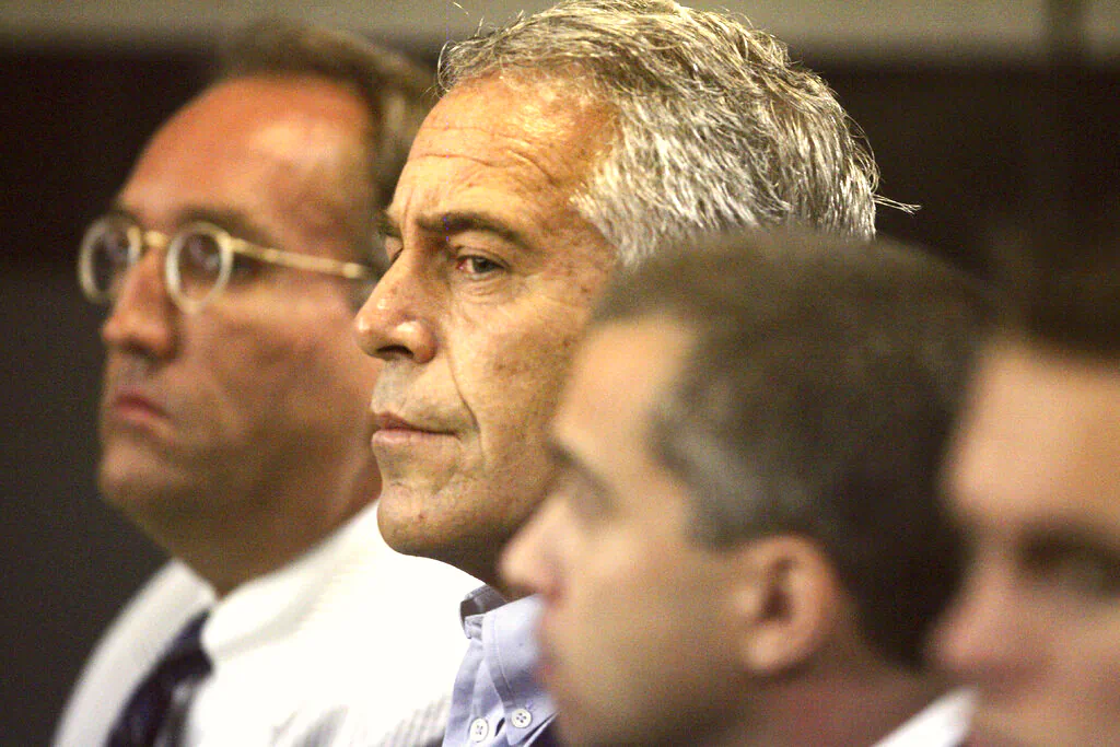 Jeffrey Epstein (C) appears in court in West Palm Beach, Fla., on July 30, 2008. (Uma Sanghvi/Palm Beach Post via AP)