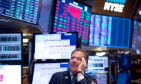 Dow Slumps 800 Points After Bonds Flash Recession Warning
