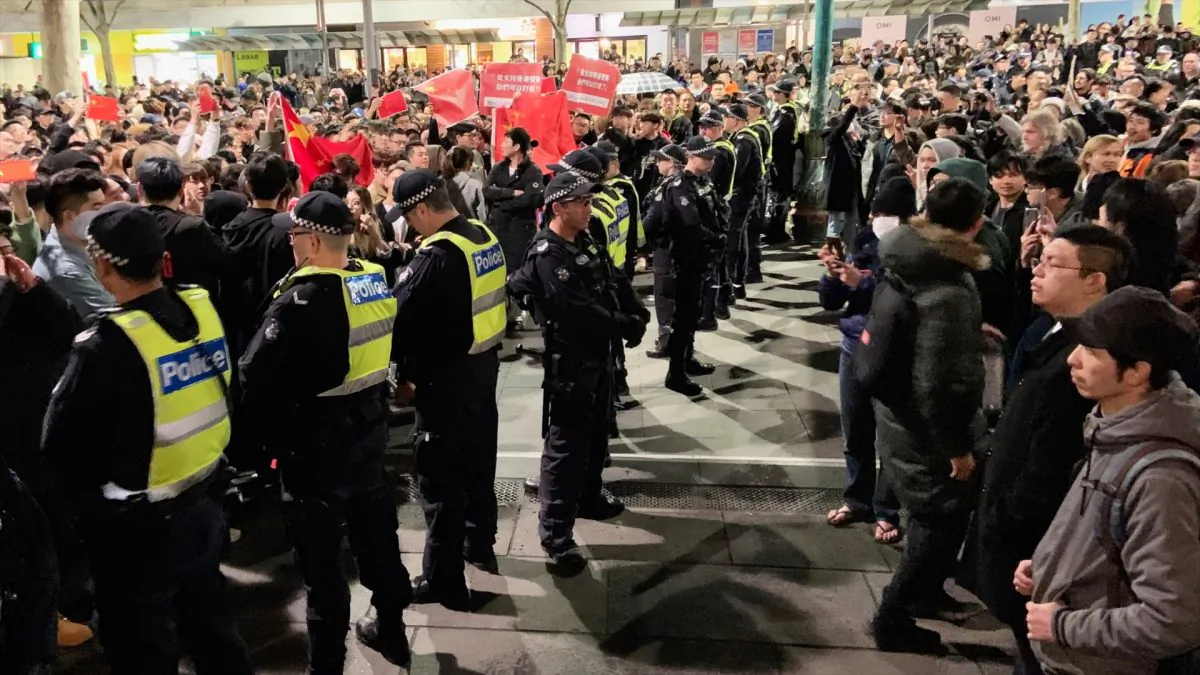 Victoria Police create barricade between pro-Hong Kong protesters and pro-Beijing demonstrators at a Hong Kong rally in Melbourne, Australia, on 16 August, 2019. (The Epoch Times)