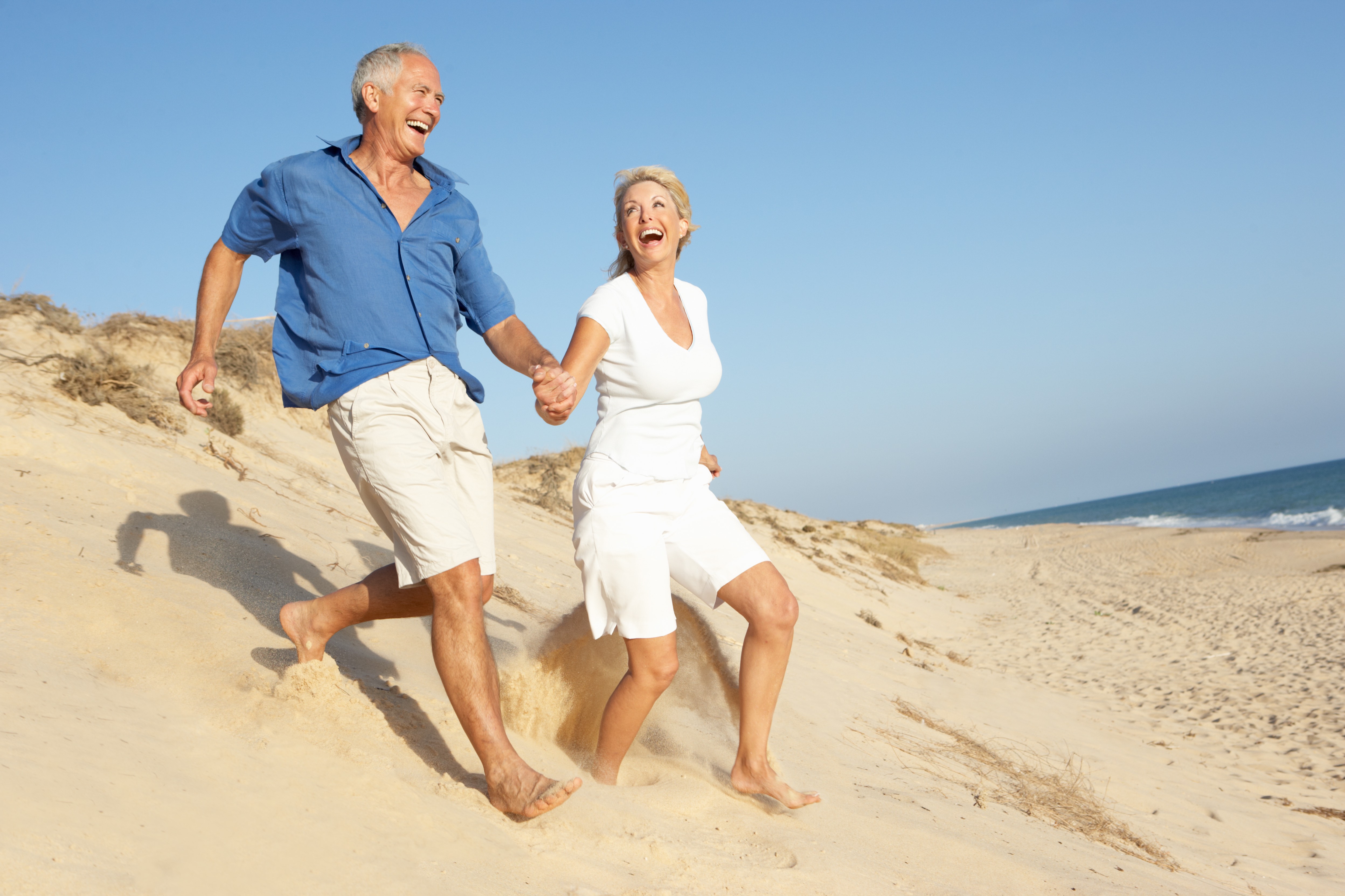 Любовь долголетие. Пожилые люди на берегу моря. Счастливые и Здоровые пожилые люди. Здоровые мужчина и женщина. Мужчина и женщина в возрасте.
