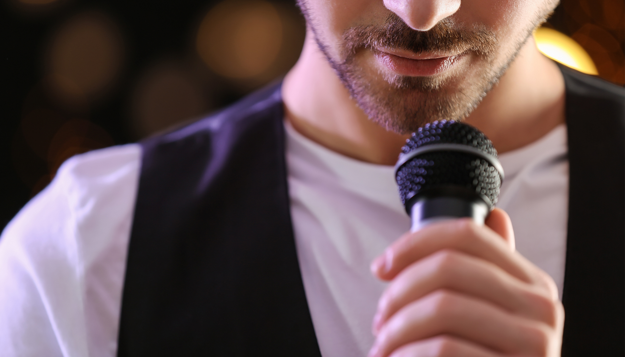 Парень с микрофоном. Парень с микрофоном в руке. Мужчина поет на сцене. Мужчина поет в микрофон.