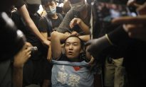 Netizens Question Identity of Chinese State Media Reporter Accosted by Hong Kong Protesters
