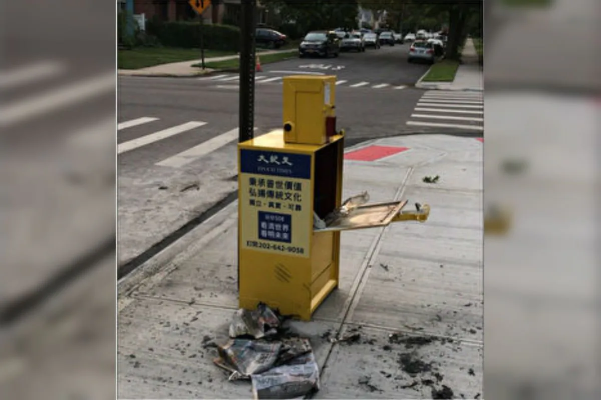 A newspaper box belonging to the Chinese language-edition of The Epoch Times in White Stone, New York City, U.S. was found to have been set alight on Aug. 19. (The Epoch Times)
