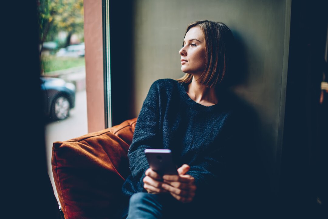 Taking a moment to record your memories can help keep you from dwelling on bad experiences. (GaudiLab/Shutterstock)