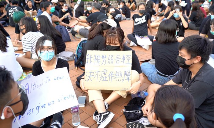 High school students attended a rally protesting the extradition bill and calling for international support in Hong Kong on Aug. 22, 2019. (Shenghua Sung/NTD News)
