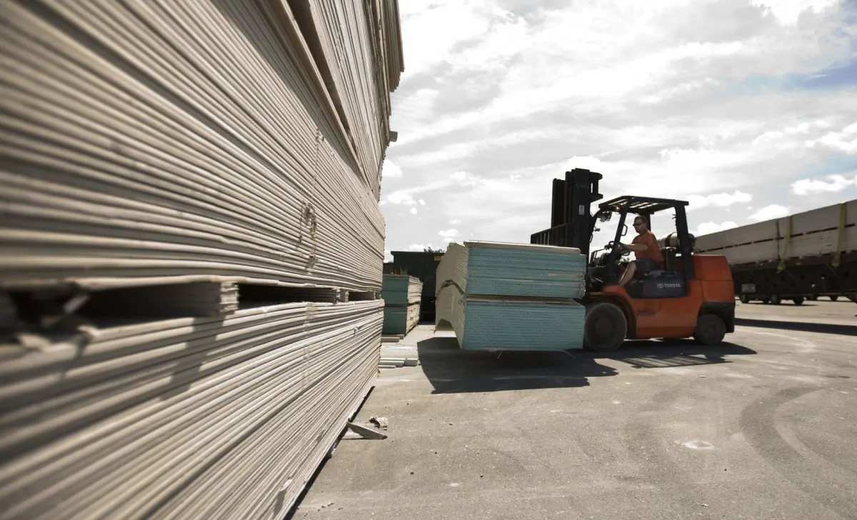 A worker uses a forklift to move sheets of Chinese-made drywall onto a flat bed truck at Venture Supply, Inc. in Norfolk, Va., U.S. on May 22, 2009. (Bill Tiernan/The Virginian-Pilot via AP)