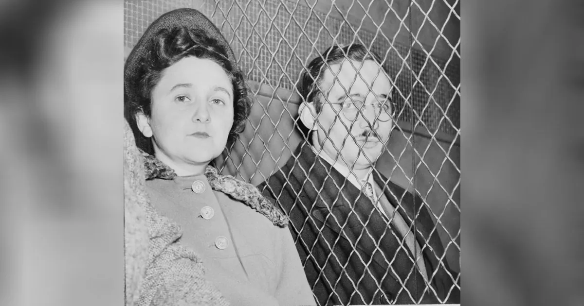 Julius and Ethel Rosenberg, separated by heavy wire screen as they leave U.S. Court House after being found guilty by jury. (Roger Higgins/Public Domain)

