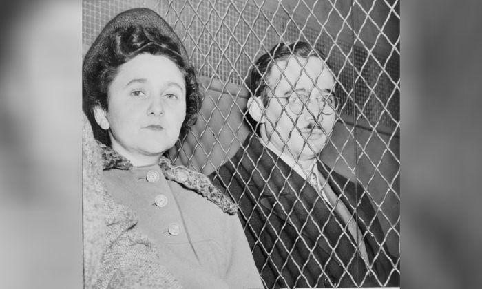 Julius and Ethel Rosenberg, separated by heavy wire screen as they leave U.S. Court House after being found guilty by jury. (Roger Higgins/Public Domain) 