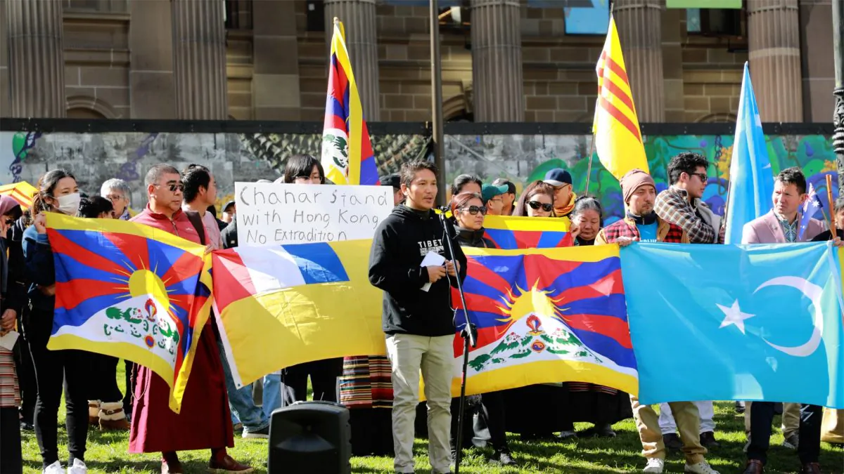 Tenzin Khangsar, president of the Victorian Tibetan Community, speaks at a Hong Kong rally in Melbourne, Australia on 25 August 2019. (Grace Yu/Epoch Times)
