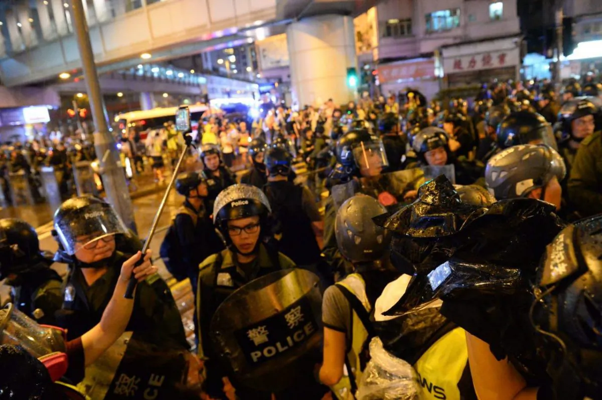 Hong Kong police are confronting the protesters at Sha Tsui Road on the evening of Aug. 25, 2019. (Song Bilong/The Epoch Times)
