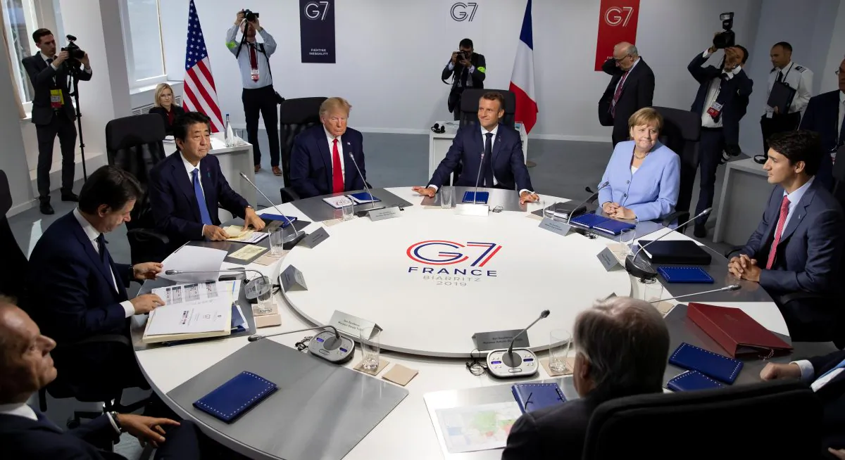 (L-R) EU Council President Donald Tusk,  Italian Prime Minister Giuseppe Conte, Japanese Prime Minister Shinzo Abe, U.S. President Donald Trump, French President Emmanuel Macron, German Chancellor Angela Merkel, Canadian Prime Minister Justin Trudeau attend a work session during the G7 summit in Biarritz, France on Aug. 26, 2019. (Ian Langsdon/Pool via Reuters)