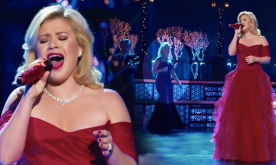 Kelly Clarkson, Trisha Yearwood, and Reba McEntire Perform Rendition of ‘Silent Night’