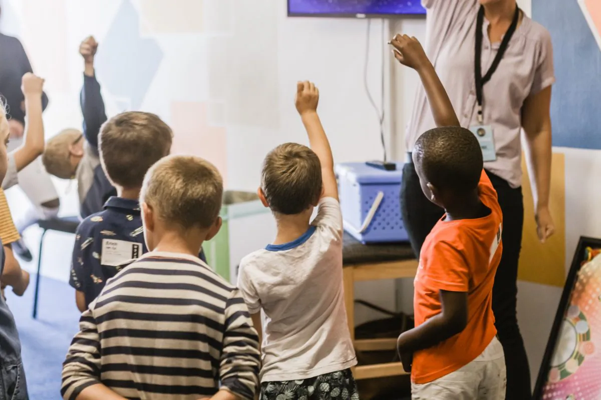 Teacher and children. nicole-honeywill-E3I2zjwGudM-unsplash