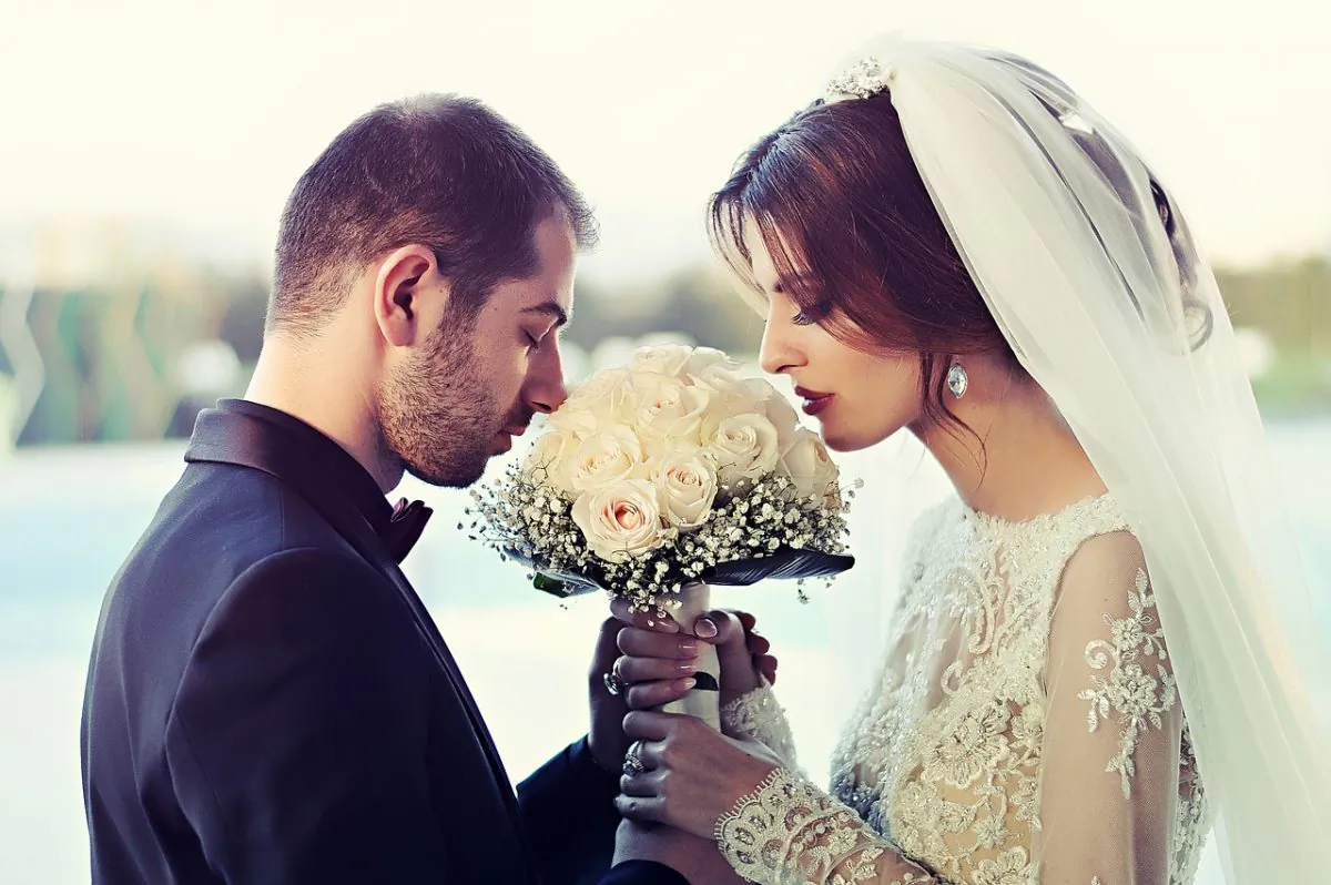 Couple getting married. (Pixabay)