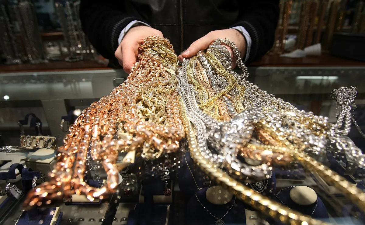 Gold chains are seen for sale in Avianne & Co. in the Diamond District of New York on March 6, 2007. (Mario Tama/Getty Images)