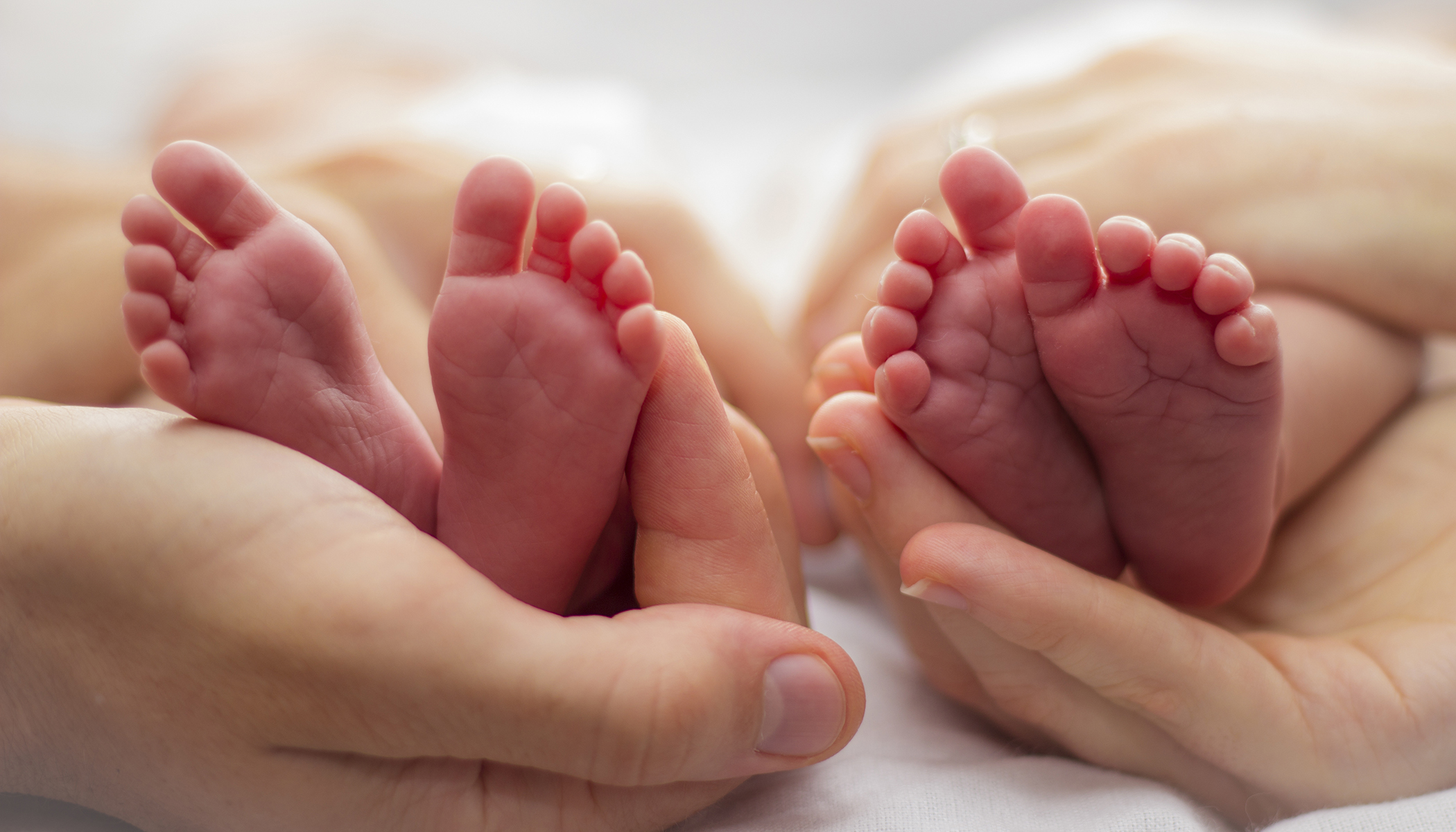 Flipboard: Video of Twin Babies Holding Hands at Birth Goes Viral