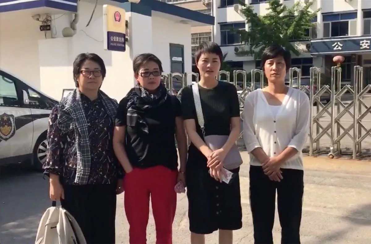 Wang Quanzhang's wife, Li Wenzu, and the wives of 3 other Chinese human rights lawyers criticize the police of Linyi city in front of the police station on Aug. 31, 2019. (Screenshot/Li Wenzu’s Twitter)
