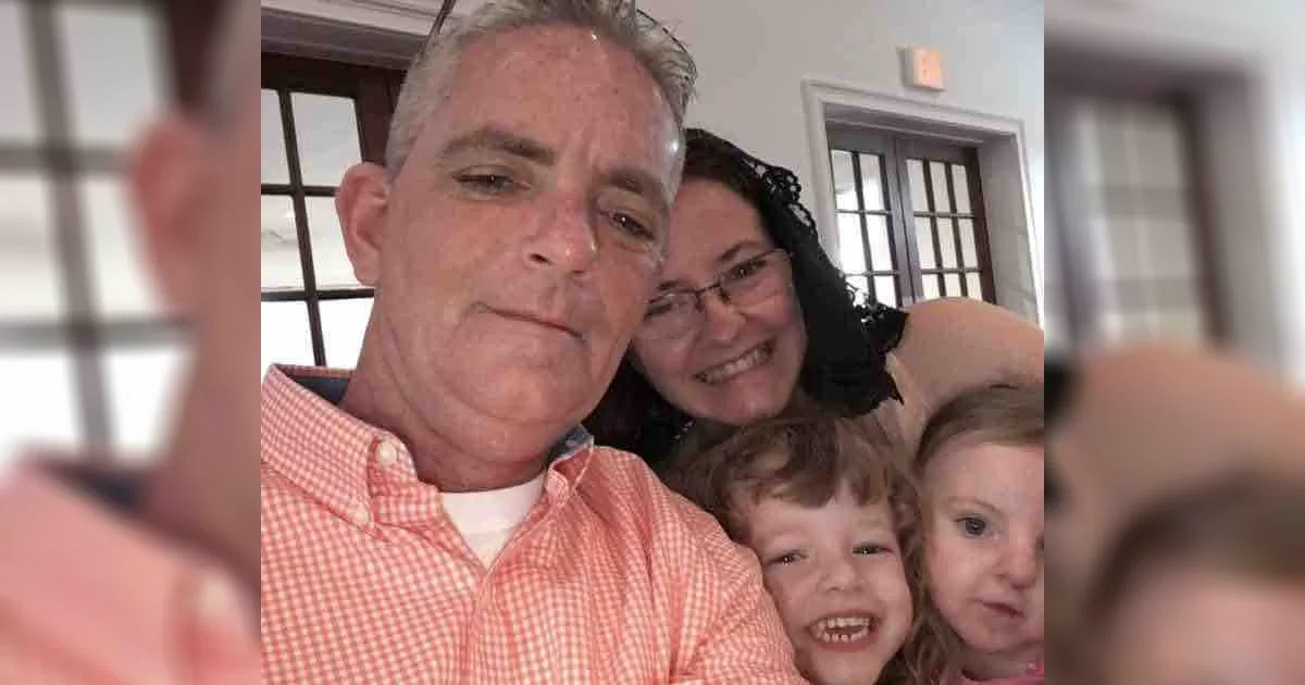 An undated photo of US Navy veteran David Ireland (L) with his family in Orlando, Fla. (Courtesy of Daniel Ireland/Gofundme)
