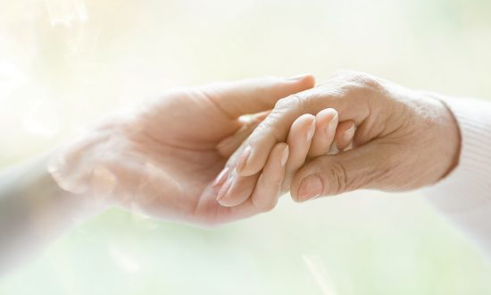 Bride-to-be Takes Secret Photoshoot With 102-yr-old Nana Who Can’t Attend Wedding