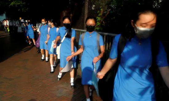 Hong Kong Students Form Chains of Protest as Economic Worries Grow