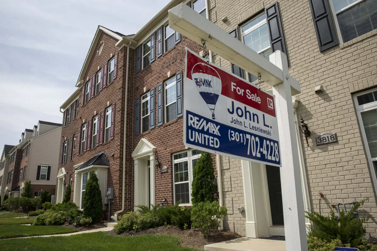 A "For Sale" sign sits in the front yard of a townhouse in northeast Washington on Jun. 23, 2015. (Drew Angerer/Getty Images)