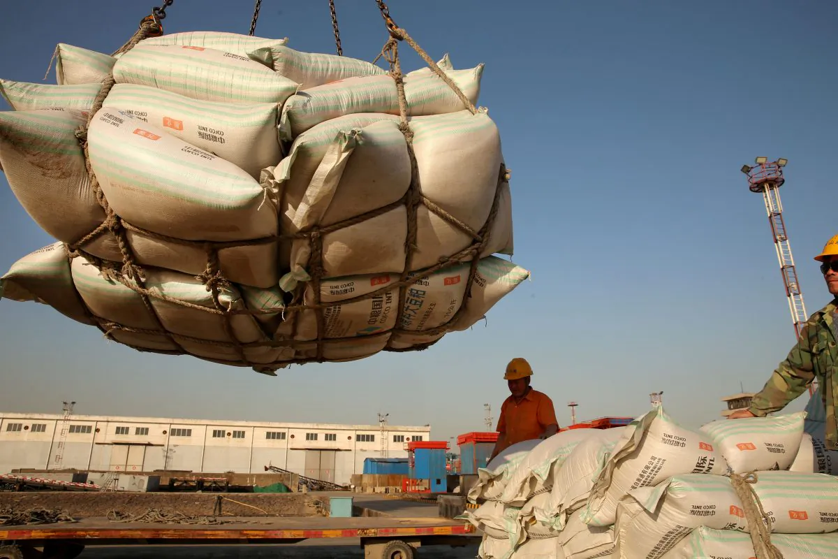Workers transport imported soybean products at a port in Nantong, Jiangsu province, China April 9, 2018.  (Reuters/Stringer/File Photo)