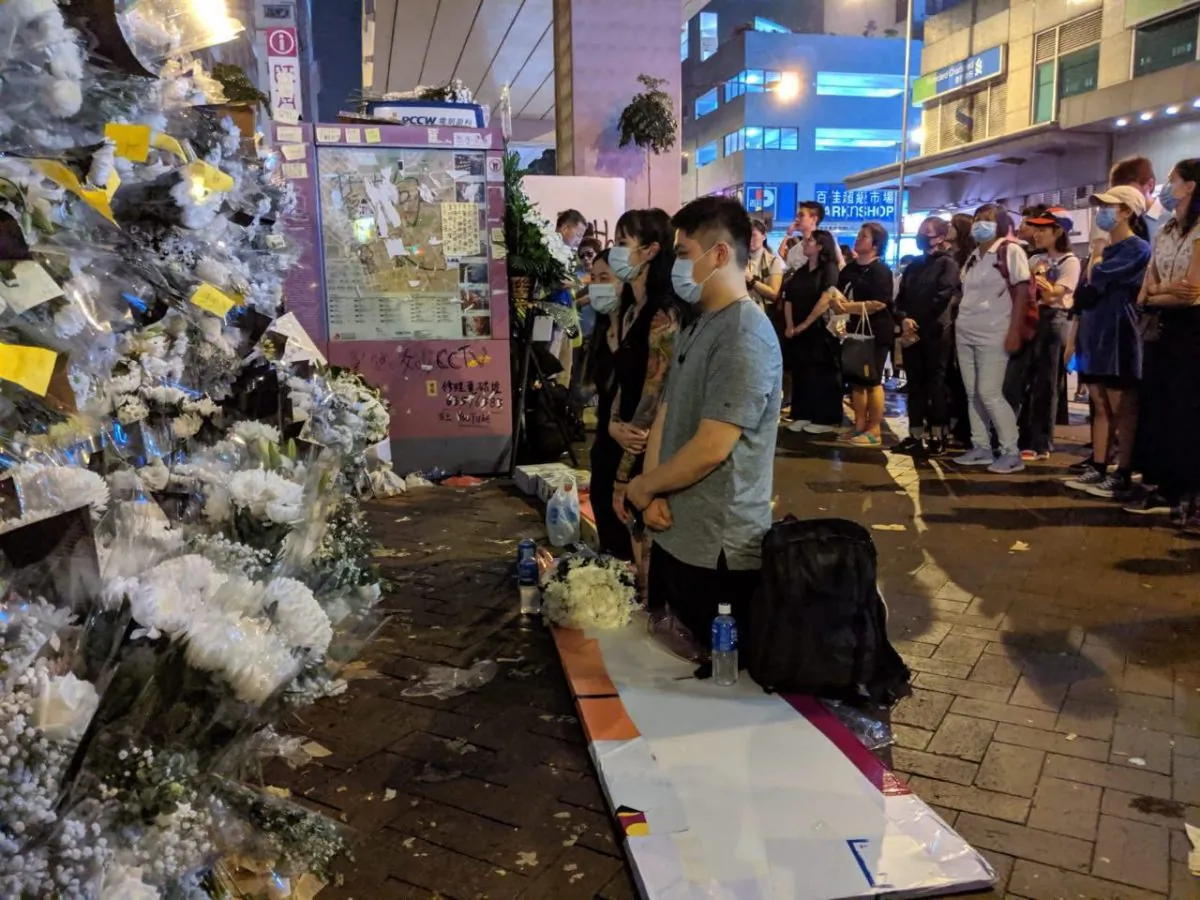Some Hongkongers mourning at Prince Edward Station, Hong Kong to commemorate the victims of the violence on Aug. 31, 2019. (Huang Xiaoxiang/The Epoch Times)