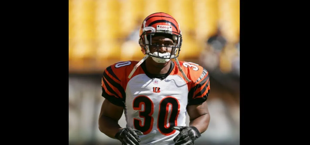 Cornerback Terrell Roberts #30 of the Cincinnati Bengals warms-up for the game against the Pittsburgh Steelers at Heinz Field in Pittsburgh, Pennsylvania on Oct. 3, 2004. (Photo by Doug Pensinger/Getty Images)