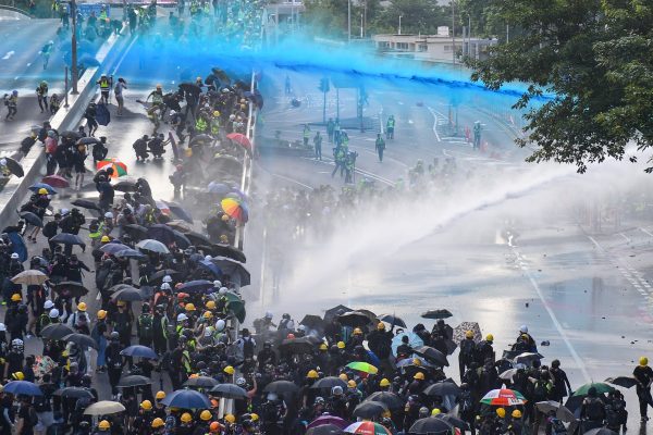 Manifestantes pró-democracia reagem quando a polícia dispara canhões de água do lado de fora da sede do governo em Hong Kong em 15 de setembro de 2019 (Nicolas Asfouri / AFP / Getty Images)