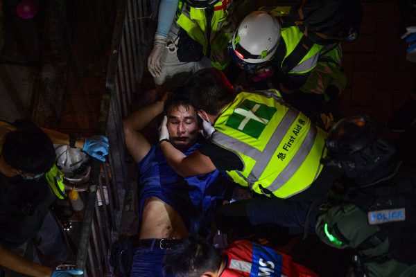 Um homem ferido está sendo atendido por equipes de resgate durante um protesto do lado de fora da estação de metrô North Point, em Hong Kong, em setembro. 15 de março de 2019 (Nicolas Asfouri / AFP / Getty Images)