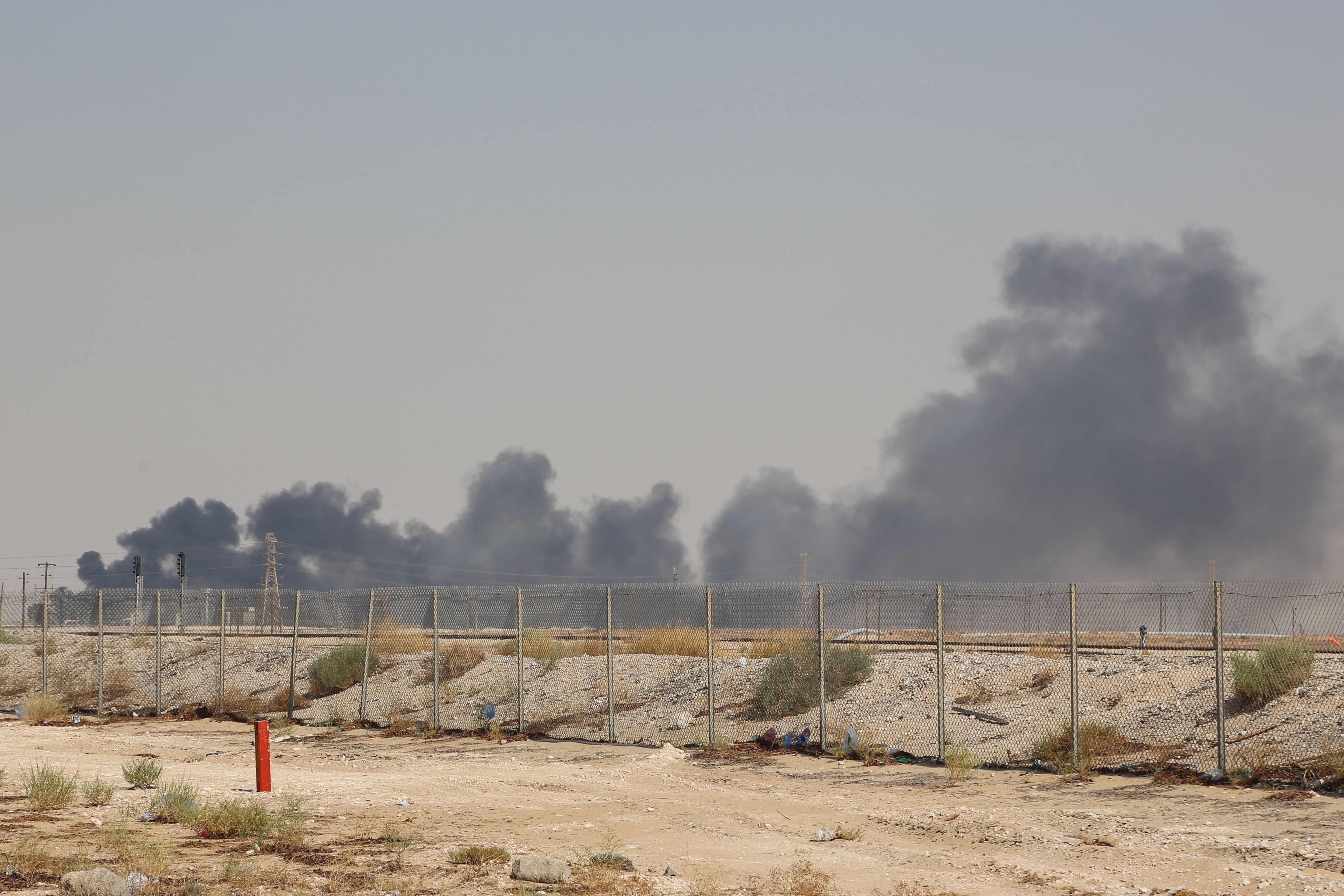 Нападение дронов на нпз. Атака дронов на НПЗ Саудовской Аравии. Нефтеперерабатывающий завод в Саудовской Аравии. Нефтехранилище Саудовская Аравия. Атака на нефтезаводы в Саудовской Аравии.