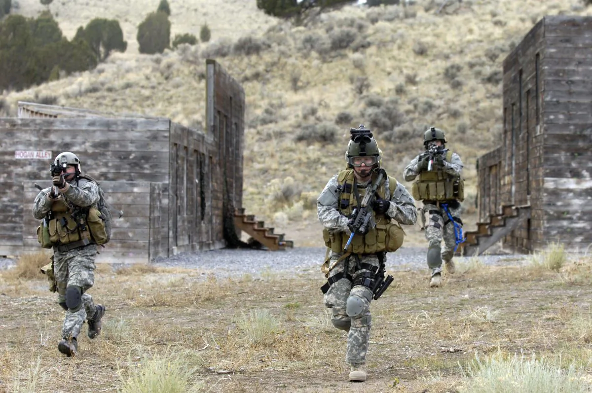U.S. Army Soldiers from the 19th Special Forces, Utah National Guard conduct an urban village assault Nov. 13, 2007, at Camp Williams, Utah. (U.S. Air Force photo by Master Sgt. Kevin J. Gruenwald/CC by 2.0 [https://bit.ly/1mhaR6e])