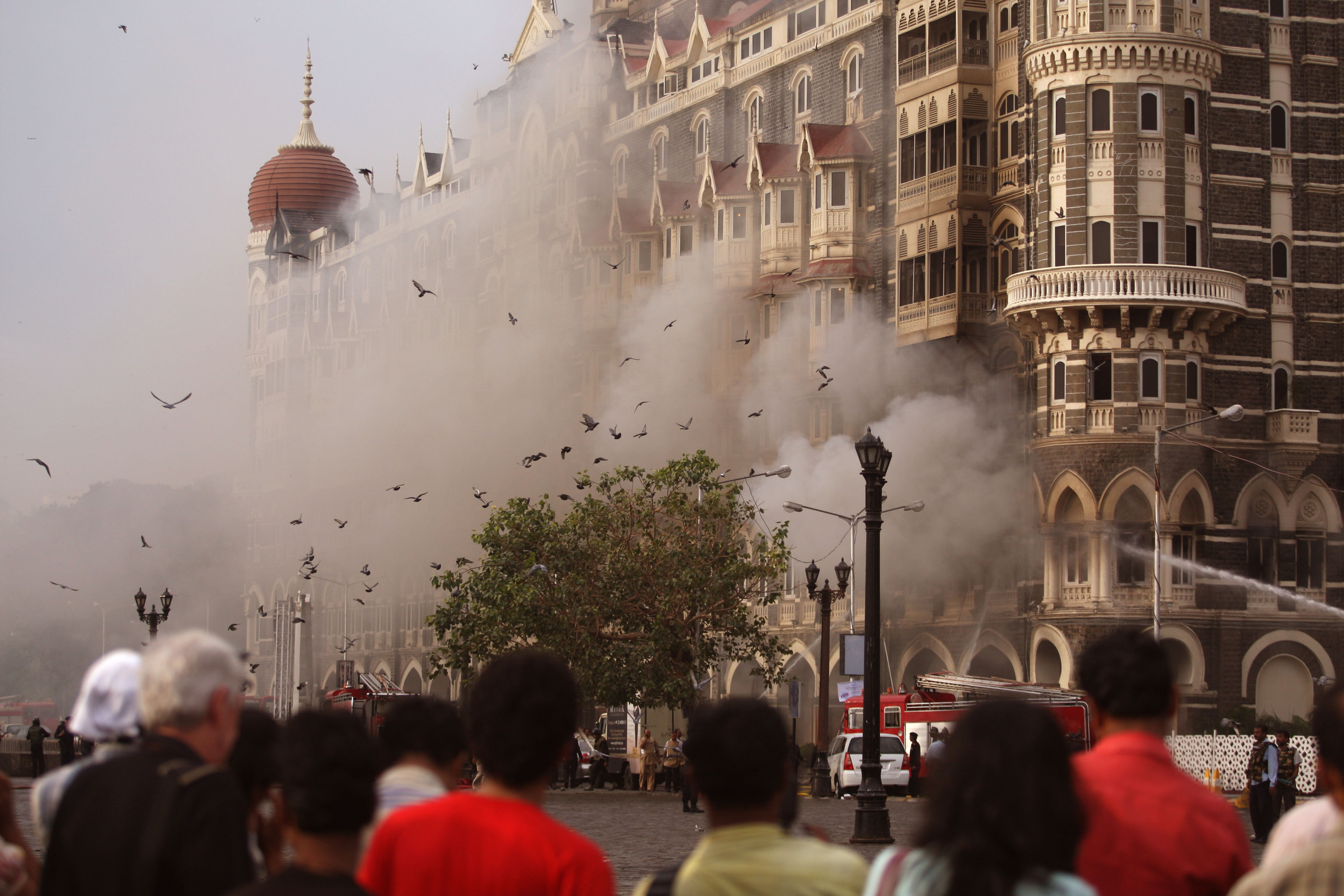 Нападение на мумбаи. Мумбаи 2008 Тадж Махал теракт. Теракт в Индии 2008 Тадж Махал. Отель Мумбаи теракт 2008. Отель Тадж Махал 2008 теракт.
