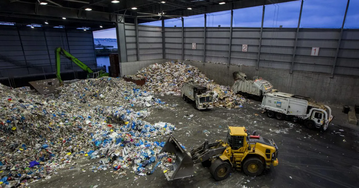 Sims Municipal Recycling plant in Sunset Park, Brooklyn, on Aug. 25, 2016. (Samira Bouaou/Epoch Times)