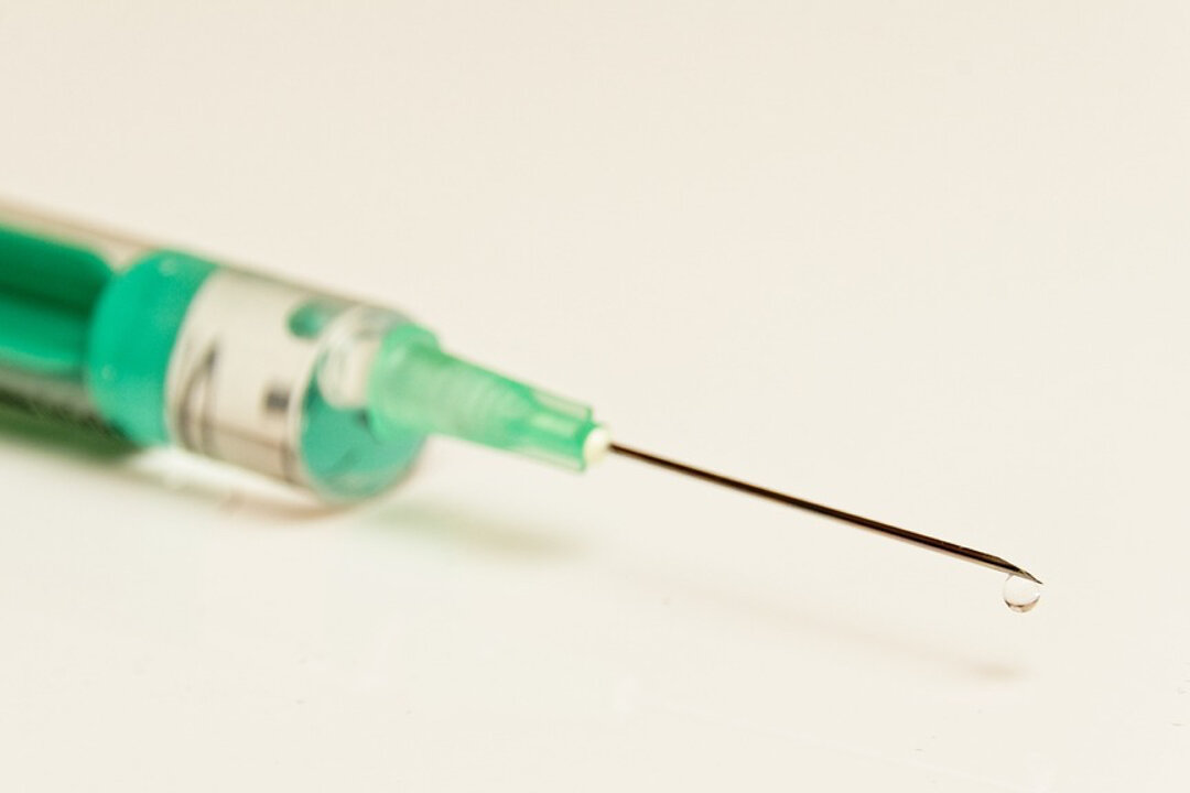 Stock image of a syringe. (Bru-nO/Pixabay)