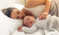 Is Sharing a Bed With Mom Beneficial for a Newborn Child? Here’s What a Doctor Says