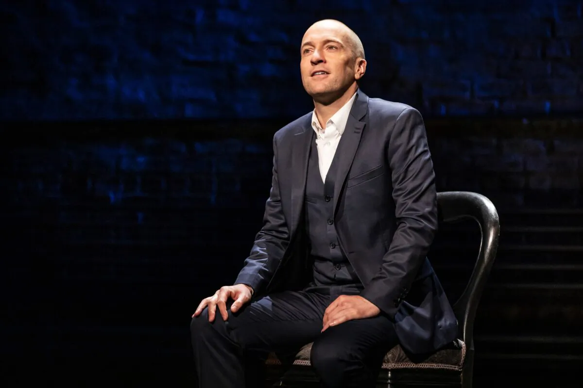 Mentalist Derren Brown makes a cordial host in his one-man show "Derren Brown: Secret." (Matthew Murphy)