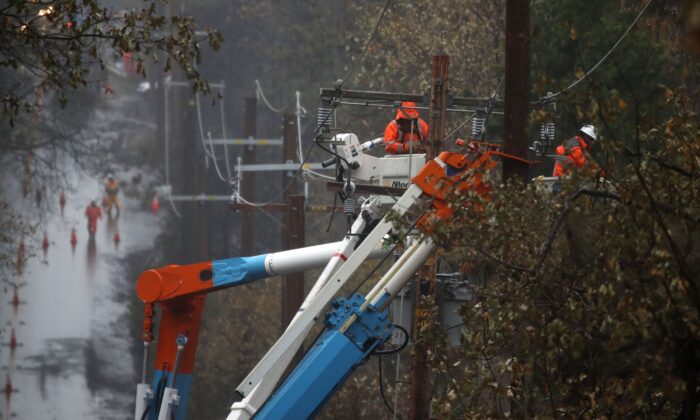 Pacific Gas and Electric (PG&E) crews repair power lines that were destroyed by the Camp Fire in Paradise, Calif., on Nov. 21, 2018. (Justin Sullivan/Getty Images)