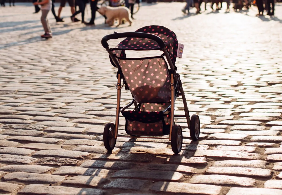 Empty stroller. (freestocks.org/Unsplash)