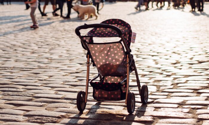 Empty stroller. (freestocks.org/Unsplash)