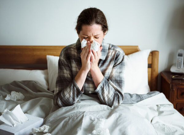 Una mujer que sufre de gripe. ()