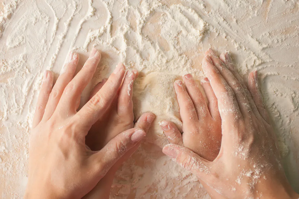 Little hands in the kitchen. (Shutterstock)