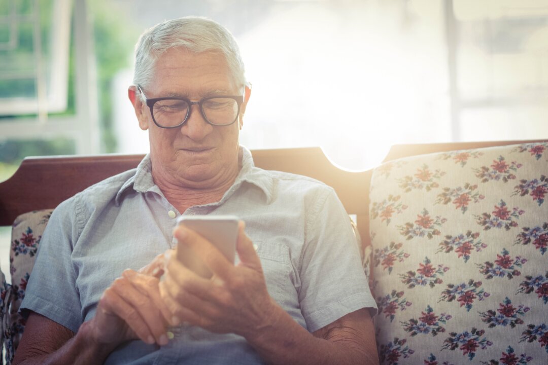 Smartphones offer seniors a link to loved ones—and a gateway to a world of scams. (wavebreakmedia/Shutterstock)