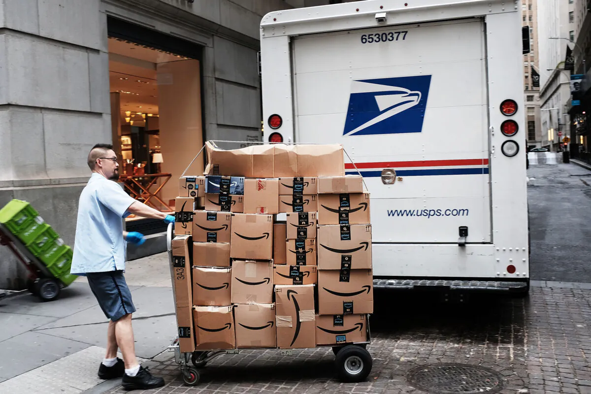 A US Postal worker delivers Amazon boxes outside of the New York Stock Exchange (NYSE) in New York City, on October 11, 2018.(Spencer Platt/Getty Images)