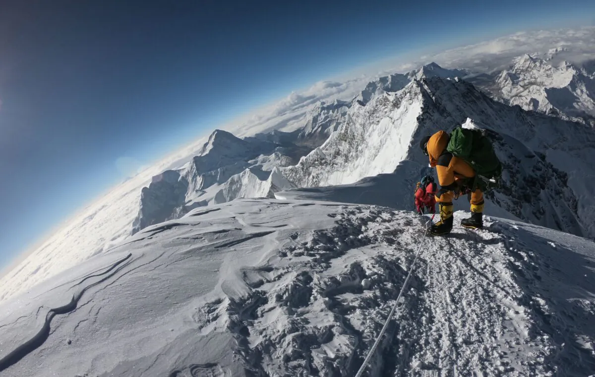Mountaineers make their way to the summit of Mount Everest, as they ascend on the south face from Nepal on May 17, 2018. (PHUNJO LAMA/AFP/Getty Images)
