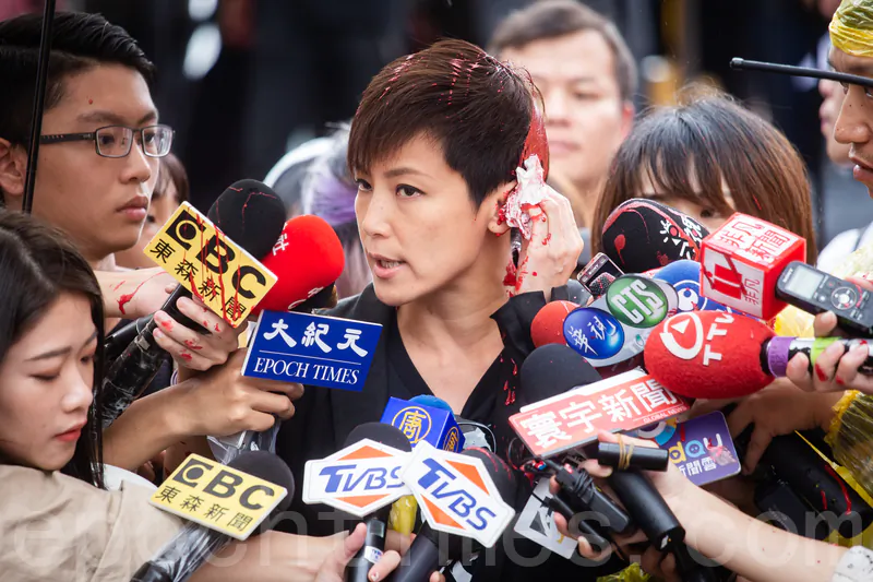 Hong Kong singer and activist Denise Ho continues to speak to the media after an attacker poured red in over her hair in Taipei, Taiwan, on Sept. 29, 2019. (Chen Po-chou/The Epoch Times)