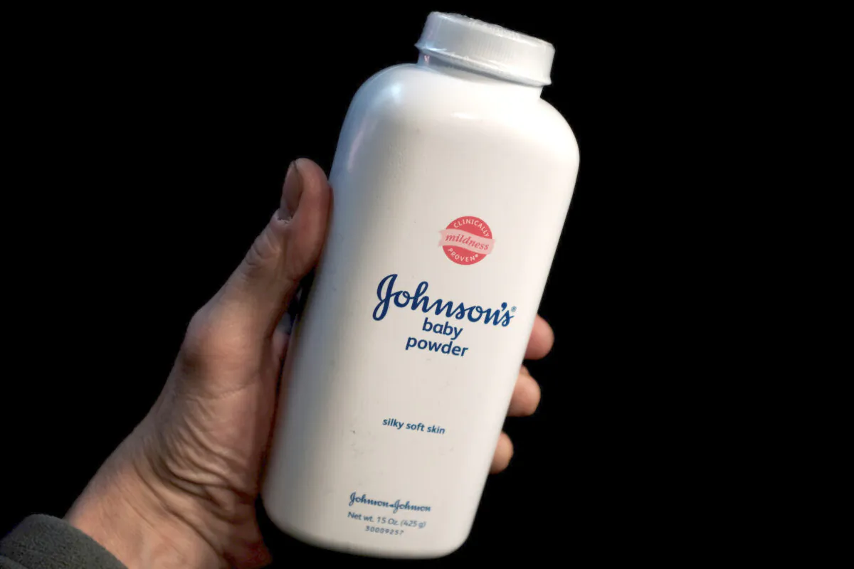 A bottle of Johnson and Johnson Baby Powder is seen in a photo illustration taken in New York, February 24, 2016. (Reuters/Mike Segar/Illustration/File Photo)