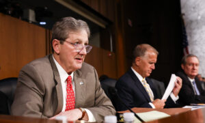 Senator to Introduce Bill That Would Ban Family Members of US Officials From Profiting in Ukraine